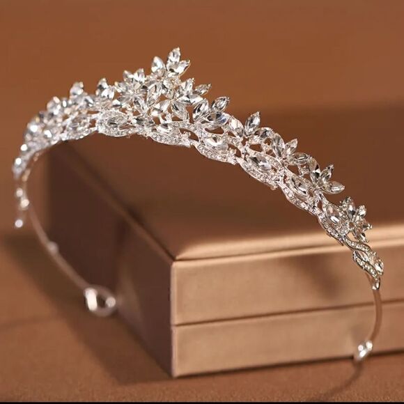 New Crystal Wedding Rhinestone Tiara - Picture 8 of 8